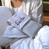 Pochette Infirmière Personnalisée |Taupe & Fleurs Roses 🌸