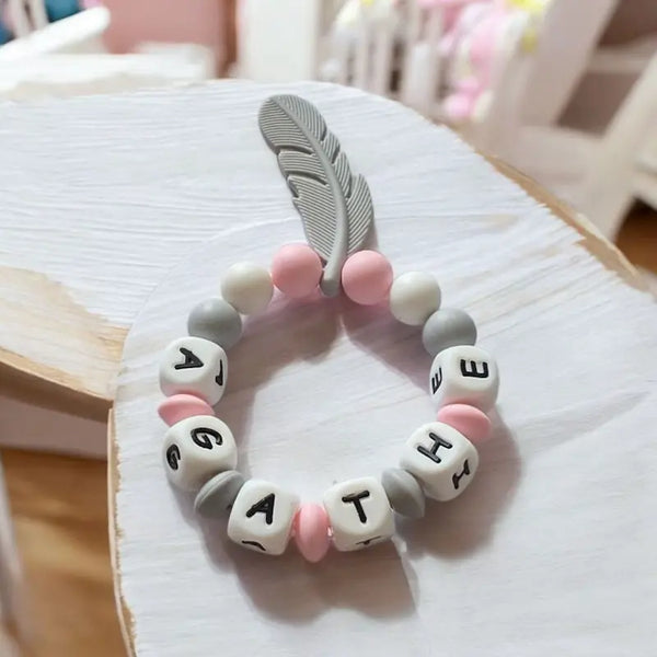 Anneau de Dentition Personnalisé en Silicone – Modèle Plume Gris Clair Élégant ✨