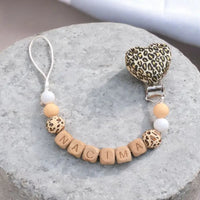 Attache-Tétine Clips Cœur Léopard : Bois & Silicone Personnalisée 💖