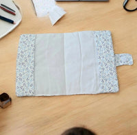 Protège carnet de santé bébé personnalisé en gaze de coton bleu