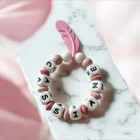 👶 Anneau de Dentition Plume Rose Personnalisé en Silicone Alimentaire