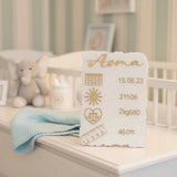 Plaque de naissance personnalisée en plexiglass A4 avec gravure prénom, calendrier, horloge et balance sur fond de peinture artisanale."