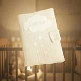 Protège Carnet de Santé Gaze de Coton Molletonné – Rêves Célestes Sablés et Nuages Étoilés 🌙✨