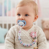 accroche tetine clip marguerite rose porter par un bébé