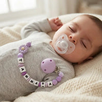 accroche tetine lilas marbre attache sucette porter par un bebe 