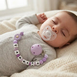 accroche tetine lilas marbre attache sucette porter par un bebe 