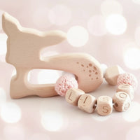 anneau de dentition en bois motif biche et ses perles en silicone personnalisé