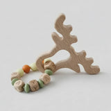 Anneau de dentition cerf en bois naturel de 9 cm avec perles en silicone vert sauge et rouille, accessoire de dentition pour bébé.