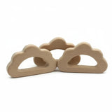 Découvrez notre grand anneau de dentition nuage en bois de 9 cm. Idéal pour vos créations DIY bébé. Bois naturel poli, sans BPA et sain. Vendu à l'unité.