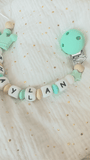 vidéo présentant une attache tetine silicone mam personnalisée
