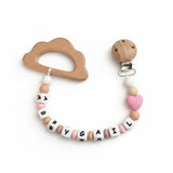 Attache anneau de dentition personnalisé avec nuage en bois de 9 cm et perles en silicone rose, pêche et beige.