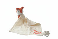 Attache doudou tétine avec écureuil roux en crochet et lange en gaze de coton, lanière de fixation compatible attache tetine MAM avec personnalisation prénom
