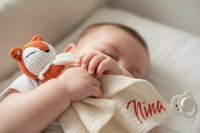 Attache doudou tétine avec écureuil roux en crochet et lange en gaze de coton, lanière de fixation compatible attache tetine MAM.