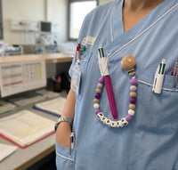 attache stylo infirmière violet