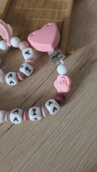 ’attache-tétine et l'anneau assorti sont les accessoires indispensables pour la tranquillité des parents et le confort de bébé.