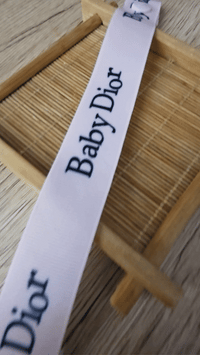 l'Attache tétine baby dior avec son Clip Cœur Métal pour une Touche d'Éclat gif