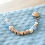 attache tétine en silicone et bois de couleur bleue et blanc 