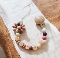 attache tétine en bois et silicone pour bébé personnalisée au prénom de votre enfant 