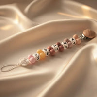Attache tetine clip mam personnalisée en silicone pour bébé . Découvrez ce nouveau modèle d'attache sucette fabriquer dans notre atelier