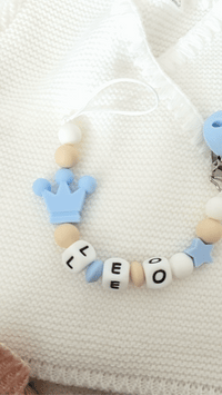 attache tetine pour garçon en silicone de couleur bleu et beige 