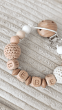 attache tetine pour  garçon en crochet bois personnalisé au prenom de bebe 