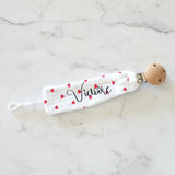 attache tetine en gaz de coton blanc et petit coeur rouge personnalisée
