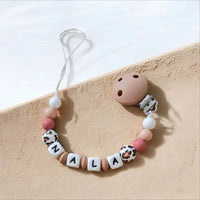 attache tétine clip en léopard silicone avec le prénom de bébé couleur nude