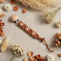 attache tetine macrame marron rouille 