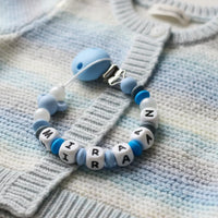 attache tétine mam de couleur bleu clair bleu et gris clair 