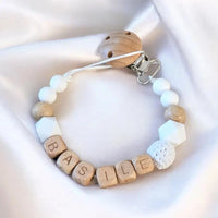 attache tetine personnalisé en bois et silicone blanc et perle crochet 