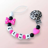 attache tetine mam en leopard et fushia poser à plat