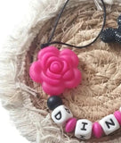 attache tétine personnalisé fushia perle grande fleur rose