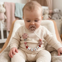 attache tetine marguerite plate blush porter par une bébé 