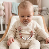attache tetine marguerite plate blush porter par une bébé 