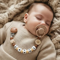 modèle d'attache tetine clip porter par un bébé modèle marron paillette