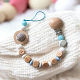 attache tétine en silicone et bois personnalisé de couleur bleu