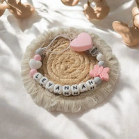 attache tétine pour fille en silicone de couleur rose 