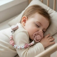 attache tétine clip pour sucette accrocher sur un bébé qui dort
