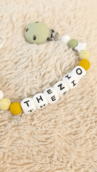 attache tétine en silicone pour garçon de couleur sauge