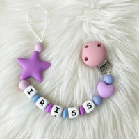 attache tetine silicone de couleur lilas et violet 