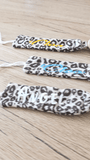 Découvrez nos attache tétine tendance en tissu léopard personnalisée