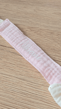 attache tetine réalisé en tissu personnalisé au prénom de votre bébé 