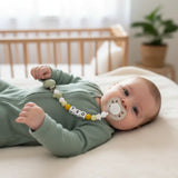 bébé porte une attache tetine de couleur vert sauge motif mickey