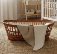 plaid bebe en Nid d'Abeille Sablé (90x90) : Légèreté et Chic Nature présenter sur un couffin en osier