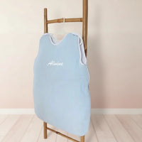 bebe gigoteuse en gaze de Coton Bleu Clair (0-6 Mois) suspendu sur un portant