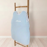 bebe gigoteuse en gaze de Coton Bleu Clair (0-6 Mois) suspendu sur un portant