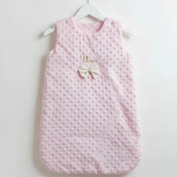 bebe gigoteuse de couleur rose en minky avec le prénom de bébé sur cintre en bois