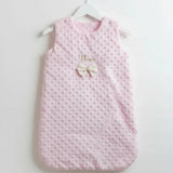 bebe gigoteuse de couleur rose en minky avec le prénom de bébé sur cintre en bois