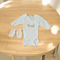 body personnalisé bébé poser sur une table en bois 