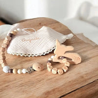 coffret cadeau bébé personnalisé sur le thème enchanteur de la Biche et du Bois. Ce kit, idéal pour une naissance fille, garçon ou pour un cadeau mixte regroupe des essentiels de la puériculture conçus dans des matériaux sûrs et esthétiques.